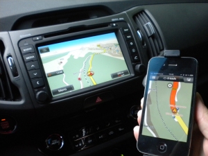 Mit zwei Navigationssystemen werden die Radler rund um Österreich gelotst - das iPhone sagt die Richtung an, das Auto-Navi dient als Übersichtskarte